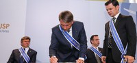 Ministro Anderson Torres e presidente Jair Bolsonaro assinam propostas legislativas para fortalecer a segurança pública