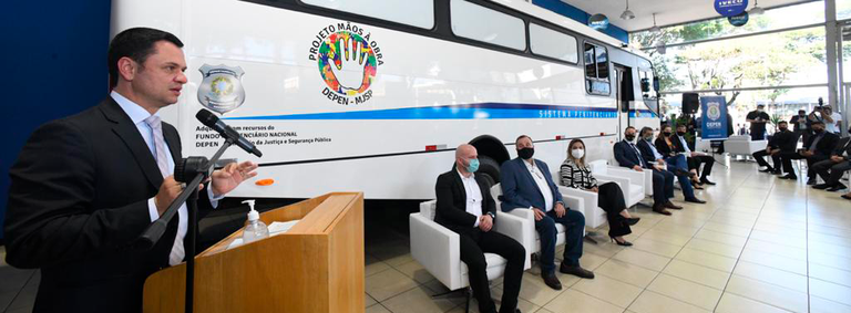 Ministro Anderson Torres entrega novos veículos para o sistema prisional.png