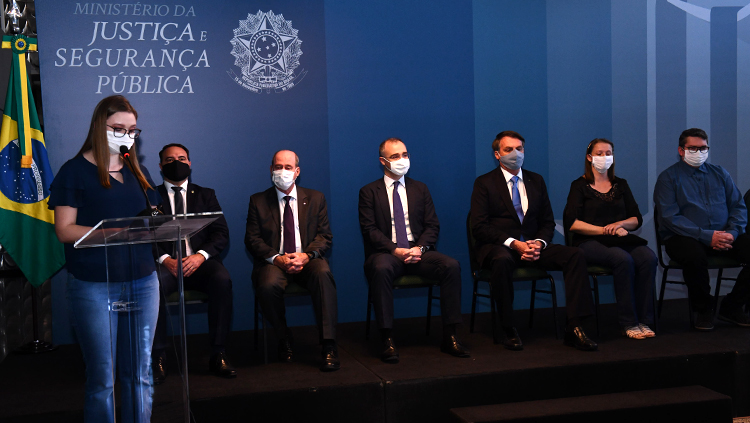 Camila Trarbach presta homenagem ao irmão em cerimônia. Foto: IsaacAmorim/MJSP