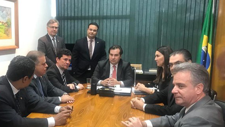 ministro na camara legislativa.png