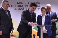 Ministros Sergio Moro e Tereza Cristina assinam acordo para proteger produtor rural