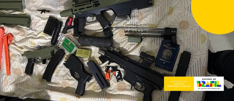 Alguns dos armamentos produzidos por impressão 3D apreendidos na Operação Shadowgun — Foto: Divulgação / SENASP-MJSP, PCERJ e MPRJ