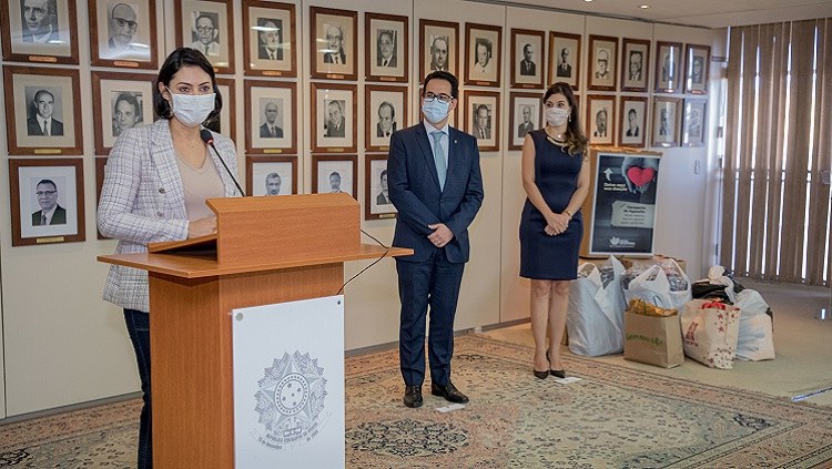 Pátria Voluntária programa entrega doações de cobertores e sandálias.jpeg