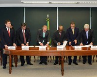 Poderes assinam termo de compromisso para reduzir déficit carcerário