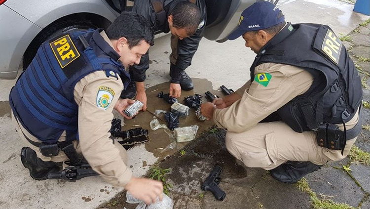 Arsenal de guerra: PRF apreende metralhadora .50, fuzil e munições na  BR-262 - JNE