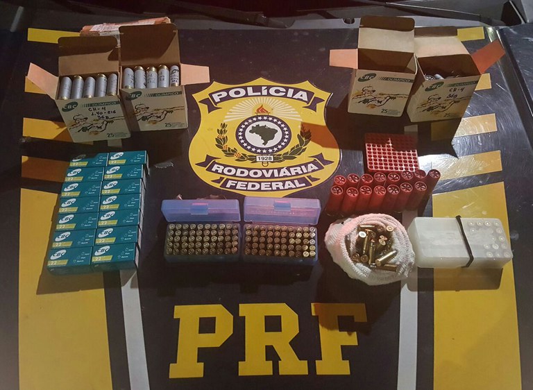  PRF apreende metralhadora, munições e maconha  