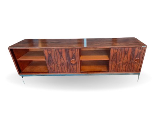 Aparador buffet com 4 portas em madeira laminada, inspirado no design de Florence Knoll, é uma peça que combina a utilização da madeira com a modernidade dos acabamentos em aço.