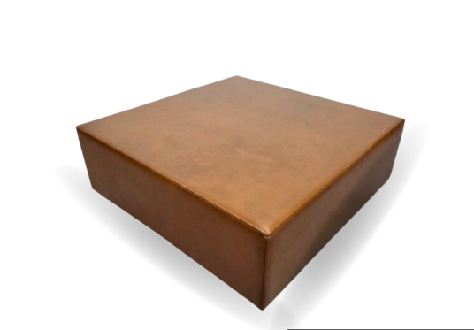 Zalszupin desenvolveu a Mesa Cubo como parte de sua coleção de móveis sofisticados e funcionais, no final dos anos 70.