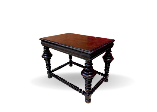 Mesa Lateral ao gosto Manuelino com influência do estilo nacional portugues.