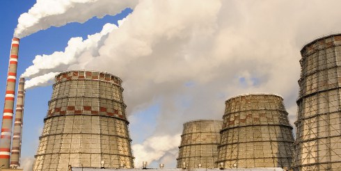 Emissão de poluentes em indústria.