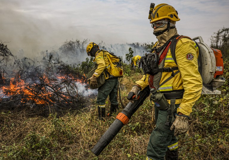 Brigadistas do PrevFogo/Ibama combatem incêndios florestais em Corumbá (MS). Foto: Marcelo Camargo/Agência Brasil
