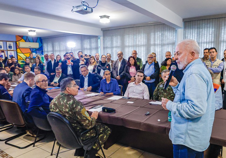 Presidente Lula e comitiva ministerial em Santa Maria, no Rio Grande do Sul. Foto: Ricardo Stuckert/PR