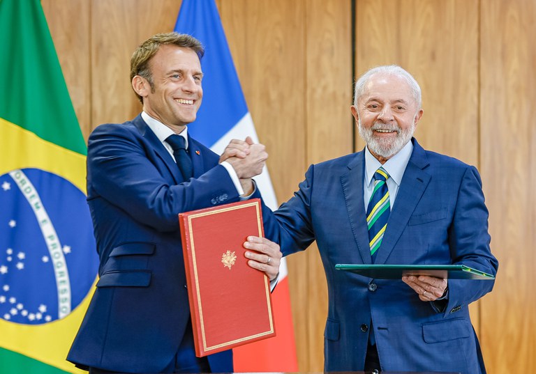 Presidentes Lula e Emmanuel Macron após assinatura de atos entre Brasil e França. Foto: Ricardo Stuckert/PR