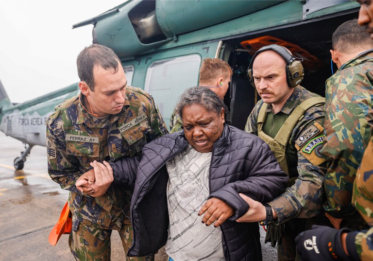 Mulher é resgatada durante catástrofe climática no Rio Grande do Sul. Foto: Ricardo Stuckert/MMA
