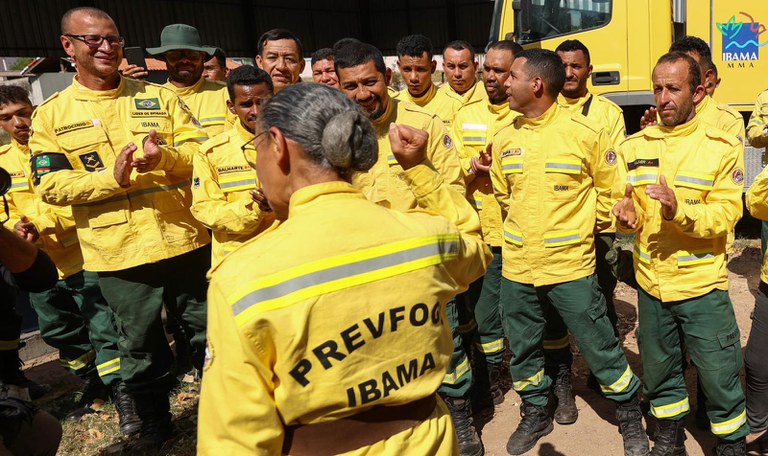 Ministra Marina Silva com brigadistas do PrevFogo, do Ibama, em Corumbá (MS). Foto: MMA