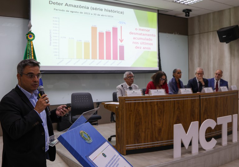 Secretário André Lima apresenta dados atualizados da taxa de desmatamento na Amazônia. Foto: MMA