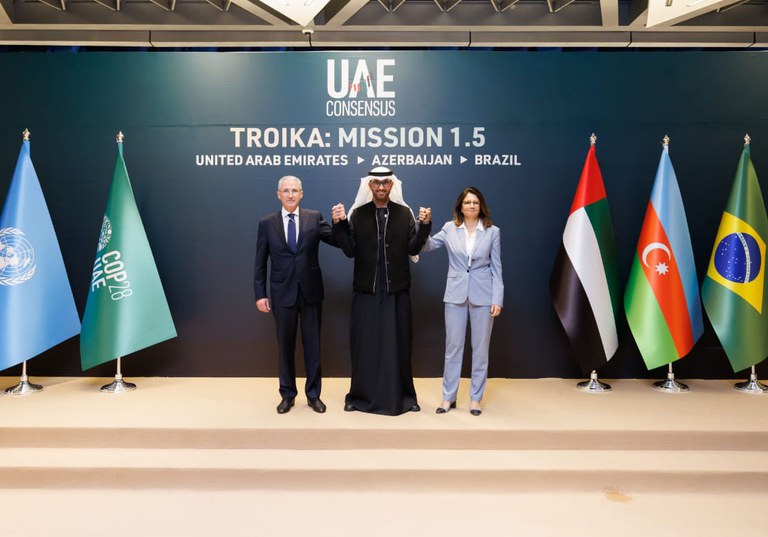 Mukhtar Babayev, Sultan Al Jaber e Ana Toni durante lançamento da troika. Foto: Reprodução