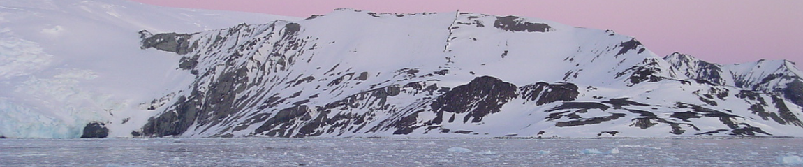 Imagem de uma vista com neve na Antártica