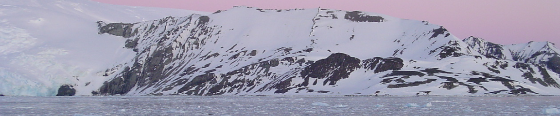 Imagem de uma vista com neve na Antártica