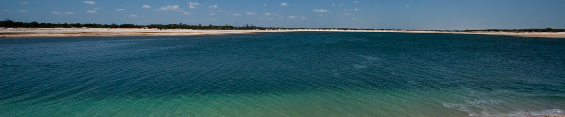 Foto de mar azul e ao fundo praia