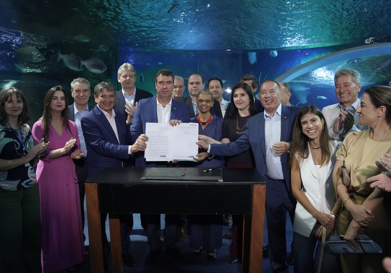 Representantes do governo federal e do governo do Estado do Mato Grosso do Sul celebram assinatura de Lei do Pantanal. Foto: MMA