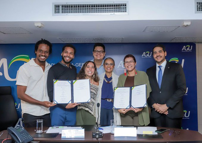 Ministra Marina Silva e advogado-geral da União, Jorge Messias, assinam acordo com ativistas. Foto: Renato Menezes/AGU