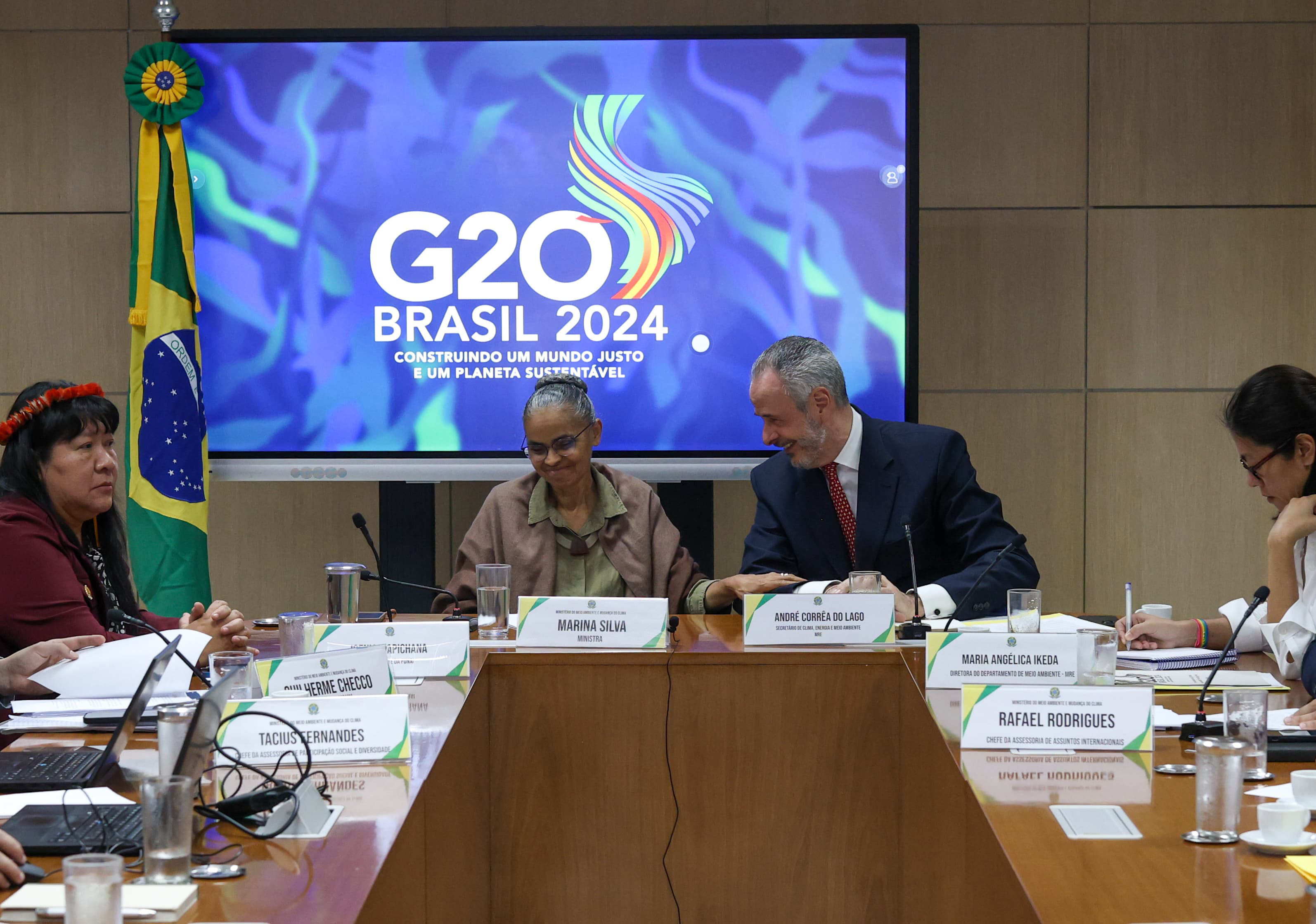 Ministra Marina Silva e embaixador André Corrêa do Lago participaram de sessão para organizações sociais