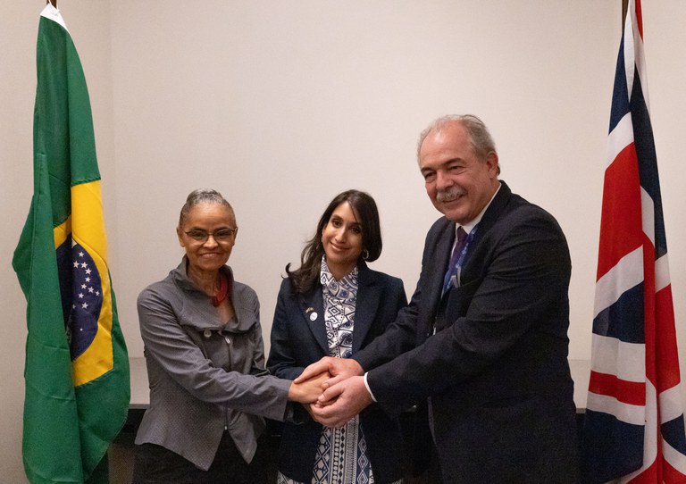 Ministra Marina Silva, presidente do BNDES, Aloizio Mercadante, e secretária de Segurança Energética e Emissões Zero do Reino Unido, Claire Coutinho, na COP28. Foto: MMA