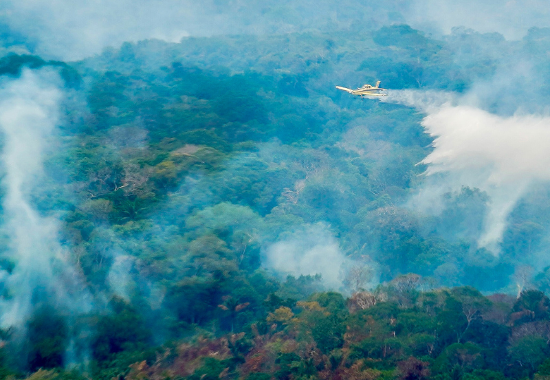 Seis aeronaves já integram as operações no estado; ministros João Paulo Capobianco e Waldez Góes sobrevoaram áreas atingidas e acompanharam as ações em Manaus no domingo (11)