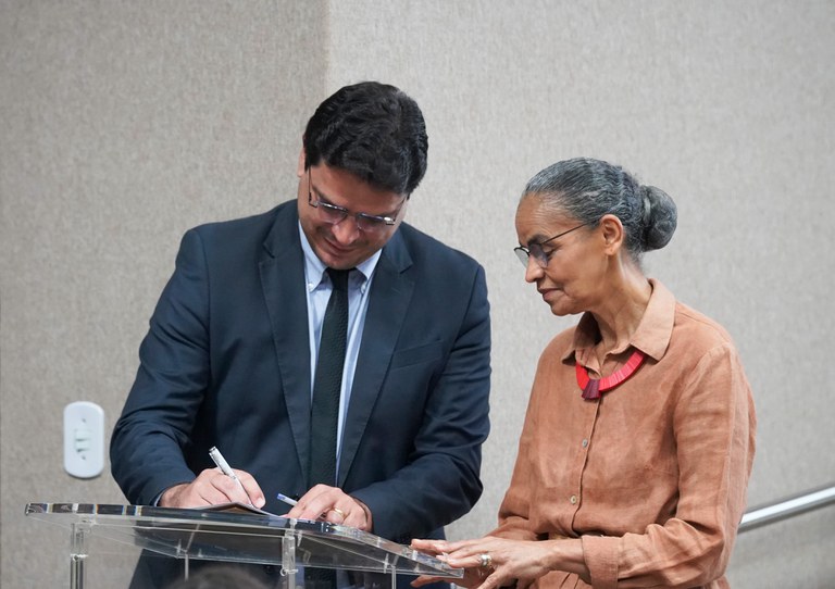 Ministra Marina Silva e secretário Adalberto Maluf assinam edital