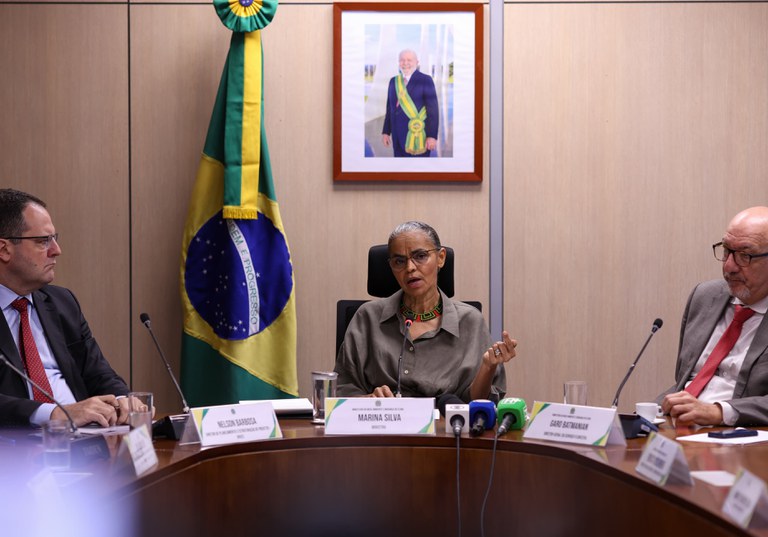 Ministra Marina Silva, diretor de Planejamento e Estruturação de Projetos do BNDES, Nelson Barbosa, e diretor do SFB, Garo Batmanian. Foto: MMA