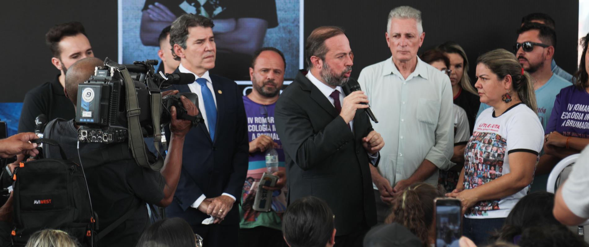 Ministro de Minas e Energia se solidariza com as famílias das 272 vítimas do rompimento da barragem, que completou quatro anos, e defendeu a participação social para a formulação de políticas do setor.