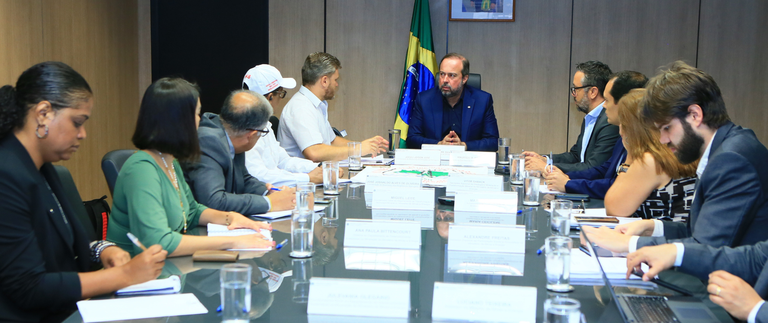 Ministro e representantes do MAB - Tauan Alencar.png