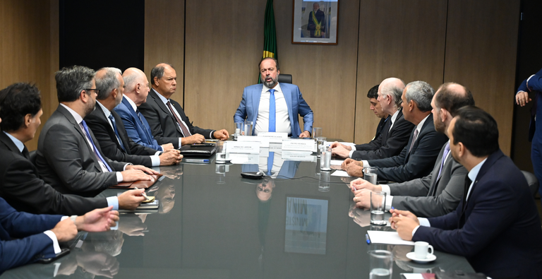 Alexandre Silveira se reúne com deputados e representantes do setor para fortalecer ações contra fraudes nos biocombustíveis