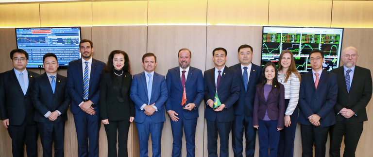 Alexandre Silveira e representantes da empresa Energy China International - Tauan Alencar.png