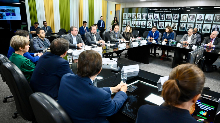Alexandre Silveira se reúne com executivos do setor de renováveis para discutir soluções para o curtailment