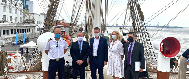 Bento Albuquerque visita veleiro norueguês que viaja em prol dos oceanos sustentáveis