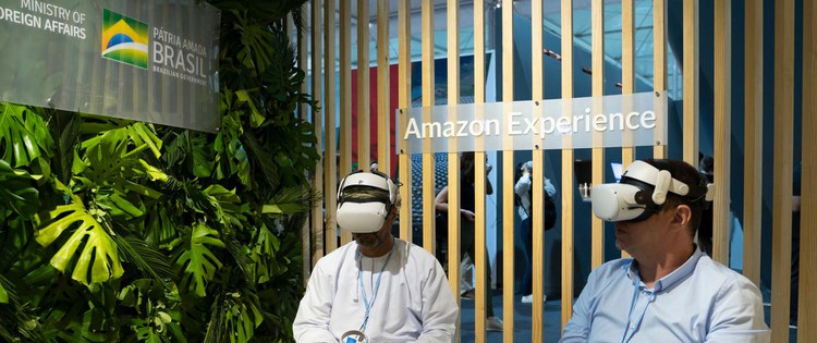 No stand do Brasil, os visitantes conhecem uma das localidades atendidas pelo programa Mais Luz para a Amazônia, em uma experiência de realidade virtual