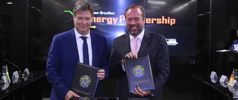 Ministro brasileiro e alemão na assinutura de parceria.png