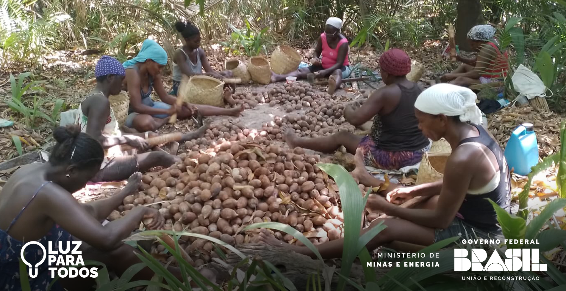 Associação de Mulheres Corrente do Bem trabalhando na extração de óleo de Babaçu. Foto: Divulgação/MME
