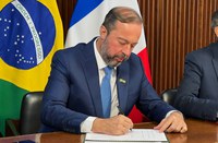 Ministro Alexandre Silveira assina acordos de cooperação em transição energética com governo francês