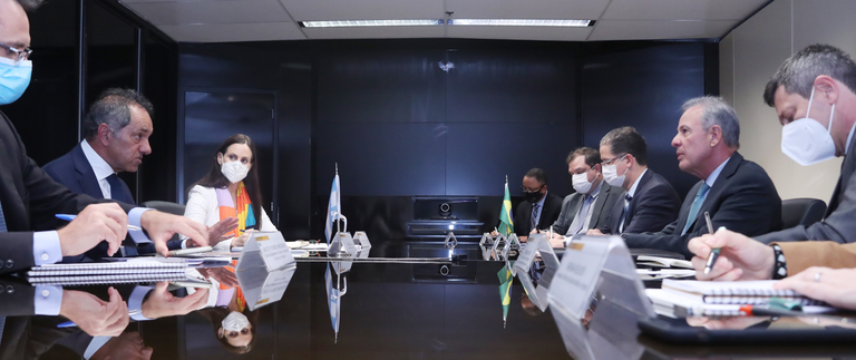 Ministro Bento Albuquerque e Embaixador da Argentina discutem implicações da situação hídrica para a Bacia do Rio Paraná