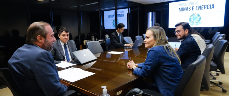 Ministro de Minas e Energia e Ministra do Turismo em reunião no MME.png