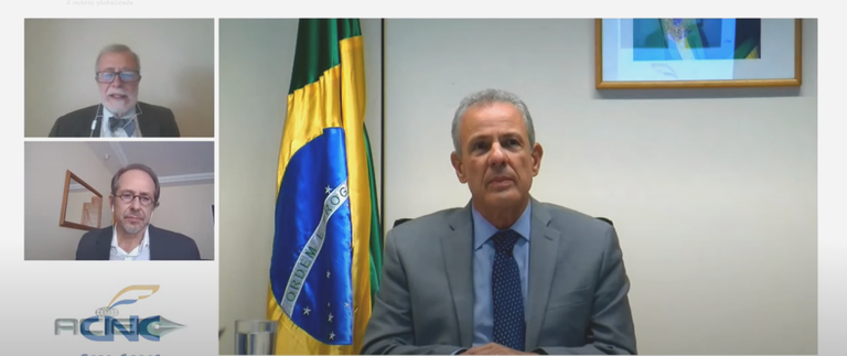 Ministro destaca a evolução da matriz elétrica brasileira à imprensa internacional