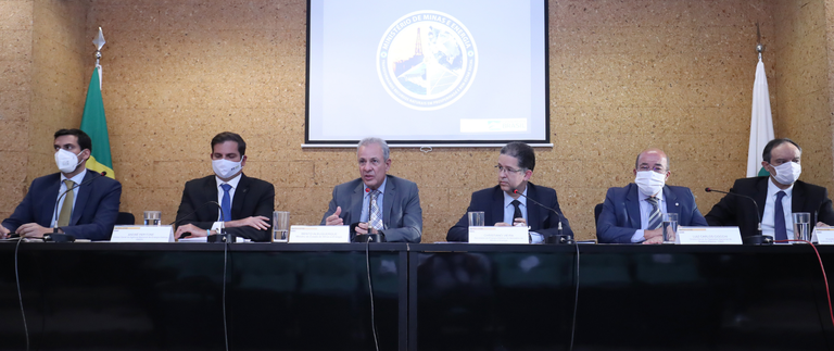 MME e entidades vinculadas apresentam medidas para garantir o fornecimento de energia elétrica