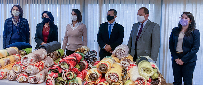 MME e MTur fazem entrega de cobertores para a Campanha do Agasalho