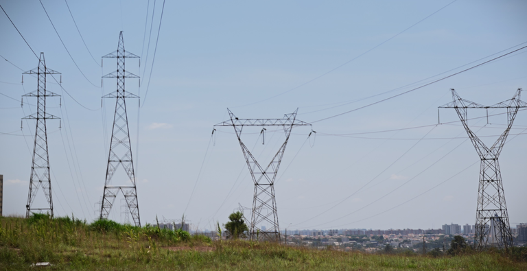 Linhas de Transmissão.png