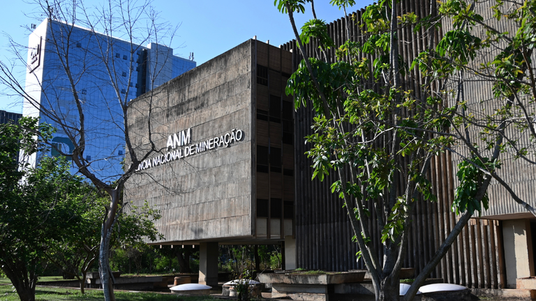 Reestruturação de salários fortalece Agência Nacional de Mineração