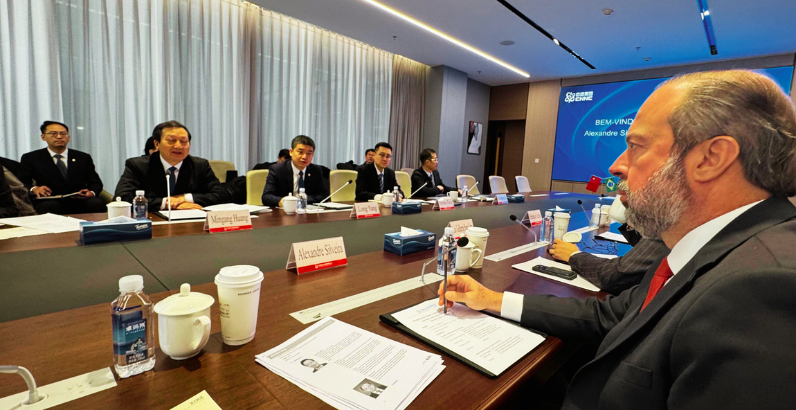 Em reunião com representantes da CNNC, ministro de Minas e Energia destacou que o Brasil detém toda a cadeia nuclear, da pesquisa mineral e produção do combustível à geração de energia e fabricação de equipamentos, o que confere ao país uma base sólida e um grande potencial para o desenvolvimento do setor