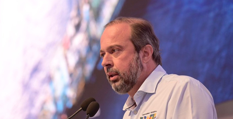 Ministro Alexandre Silveira.png